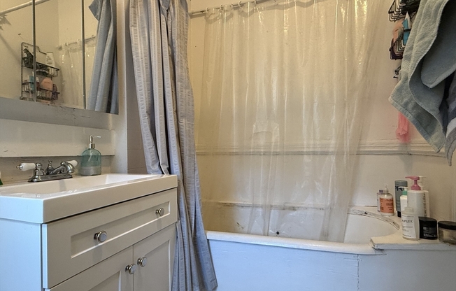 3 beds, 1 bath, $4,650, Unit 19