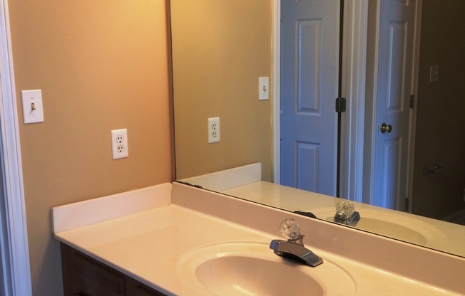 2 beds, 2 baths, 1,100 sqft, $875, Unit C6