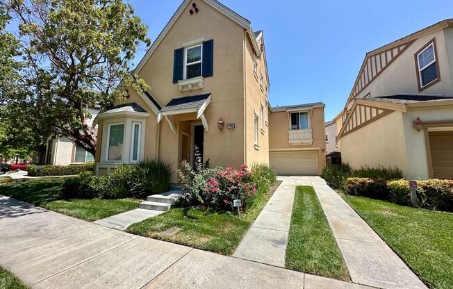 LUXURY HOME WITH BEAUTIFUL FINISHES CENTRAL LOCATION