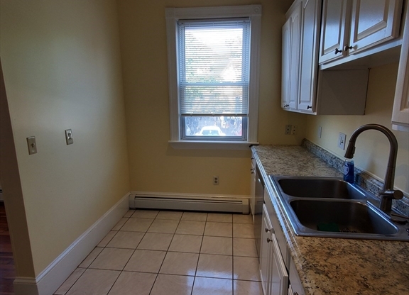 2 beds, 1 bath, 950 sqft, $2,250, Unit 1L