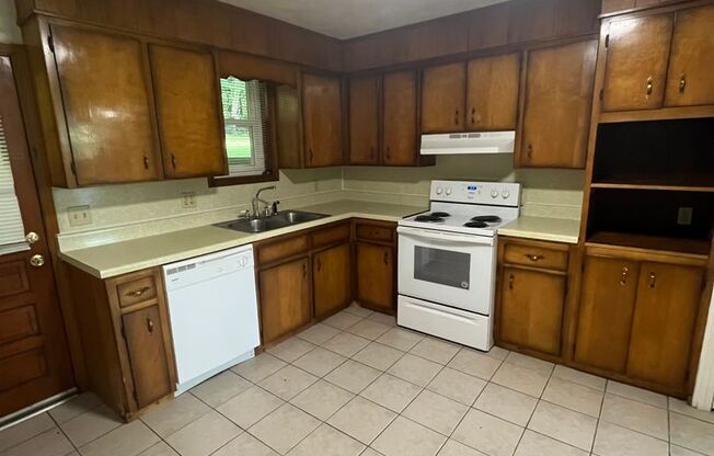 2 beds, 1 bath, 903 sqft, $1,290, Unit J-12