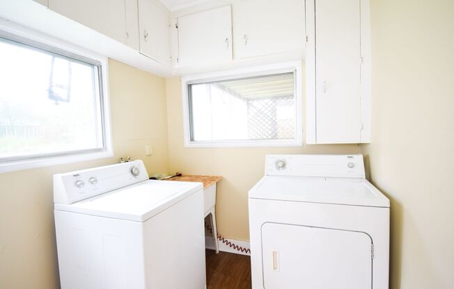 2BD/1BA House with Garage!! Washer/Dryer included! Pets OK!