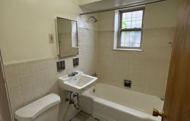 3 beds, 2 baths, $2,325, Unit 114B