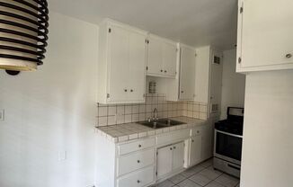1 Bedroom in Gardena With Parking Included !!!!