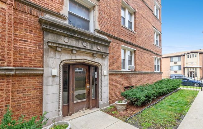 2 beds, 1 bath, $1,780, Unit 8711-3W