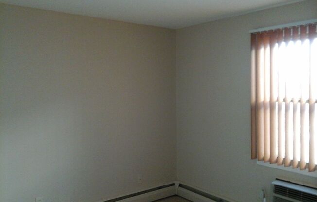 2 beds, 1 bath, 860 sqft, $1,300, Unit 211r