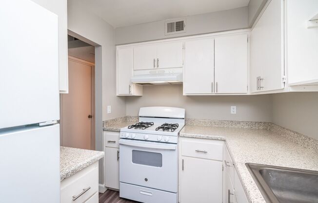 2 beds, 1 bath, 880 sqft, $1,595