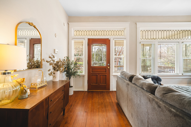 906 GREENWOOD AVE NE