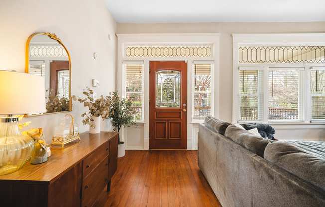 906 GREENWOOD AVE NE