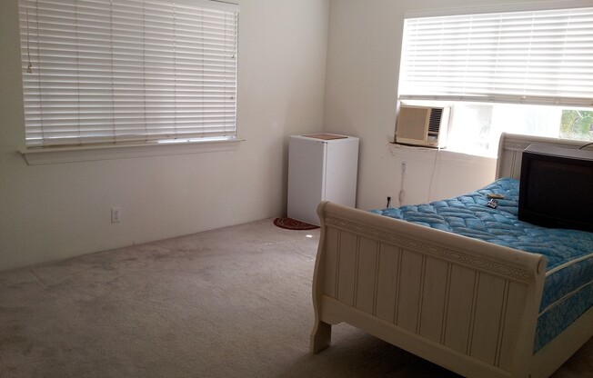 Studio unit (Utilities included - Electric, Water/Sewer, Cable, Internet)