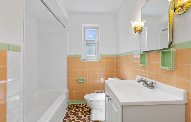 2 beds, 1 bath, $1,000, Unit 1752 Pioneer Avenue