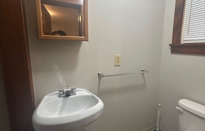 2 beds, 1 bath, $900, Unit Rear