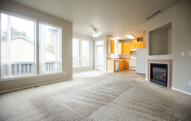 3 Bedroom Town Home Close to Nike Available !