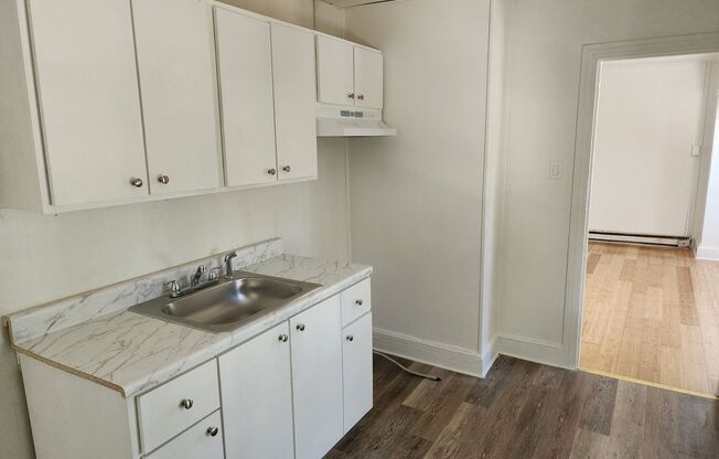 2 beds, 1 bath, 800 sqft, $1,250, Unit B