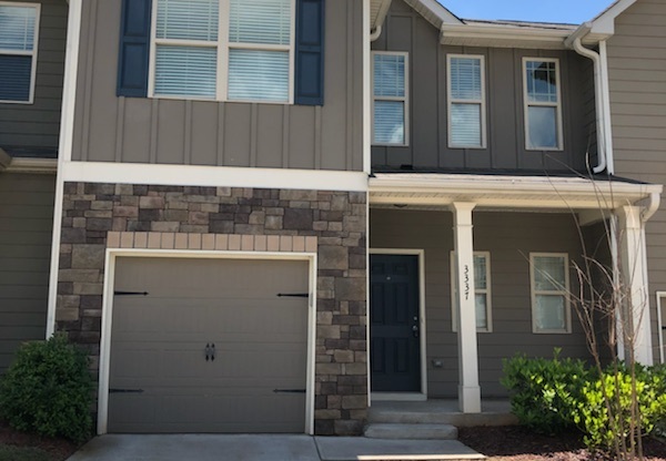 NEW LISTING - GORGEOUS TOWNHOME IN KENNESAW!