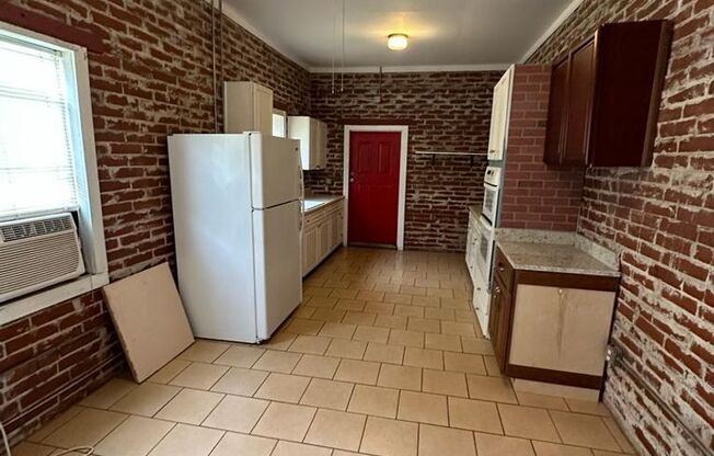 1 bed, 1 bath, 750 sqft, $900, Unit 7661 Unit 3 Bentwillow Dr