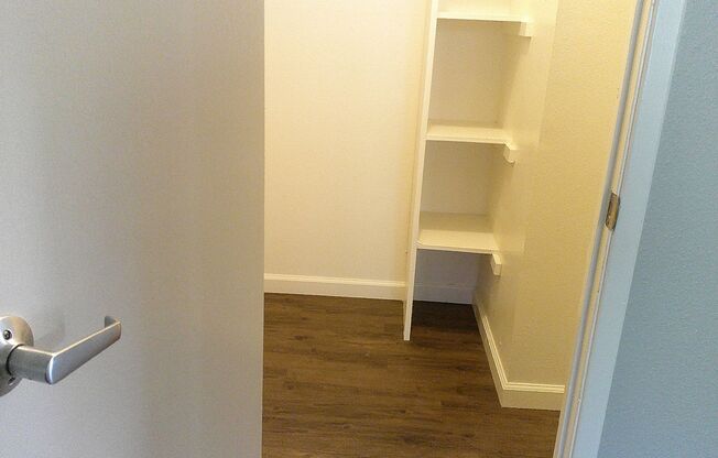 1 bed, 1 bath, 690 sqft, $1,400, Unit 54