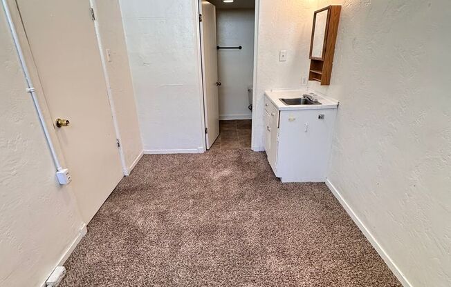 1 bed, 1 bath, 600 sqft, $895, Unit 525 A Wellesley