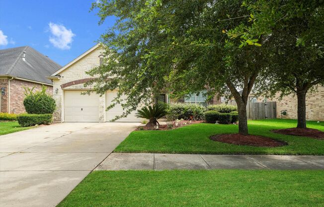 Welcome to this gorgeous 4-bedroom home nestled in the heart of Riverstone!