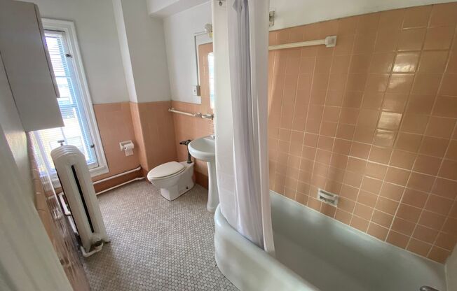 1 bed, 1 bath, 600 sqft, $1,080, Unit 400