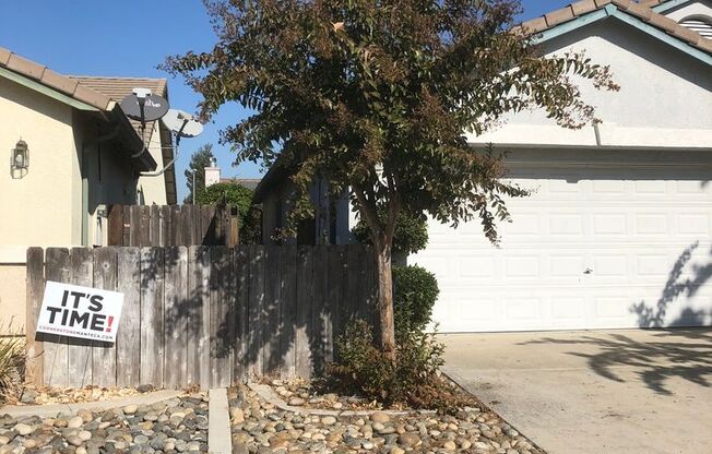 Manteca, Near Freeway and Major Shopping Centers, 3 bedroom / 2bathroom / 2 car garage Home built in 2000