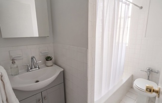 2 beds, 1 bath, $6,400, Unit 2B