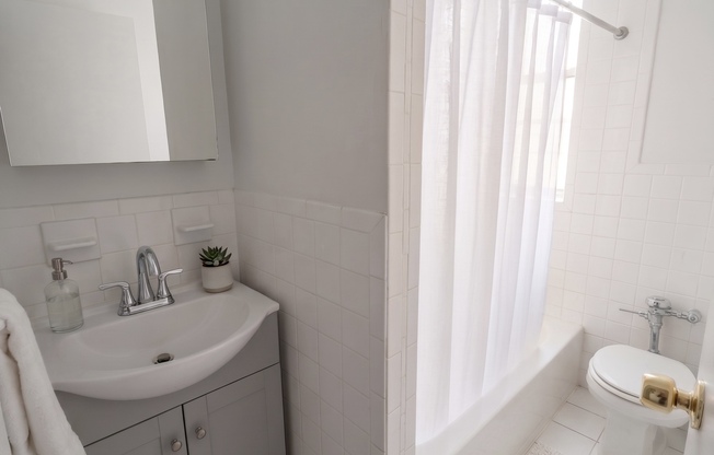 2 beds, 1 bath, $6,400, Unit 2B