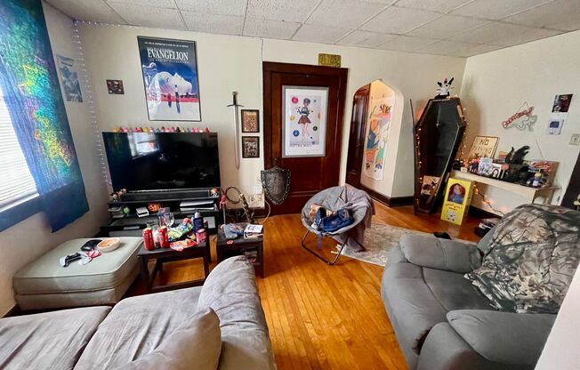 2 beds, 1 bath, $1,225, Unit 6
