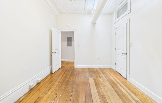 2 beds, 2 baths, 925 sqft, $1,600, Unit 404