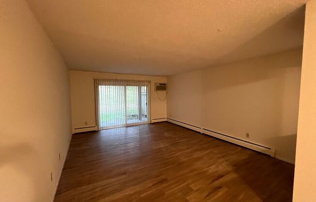 1 bed, 1 bath, 812 sqft, $1,250, Unit 101-112