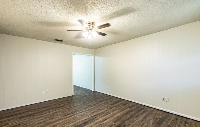 2 beds, 1 bath, 1,143 sqft, $800, Unit A