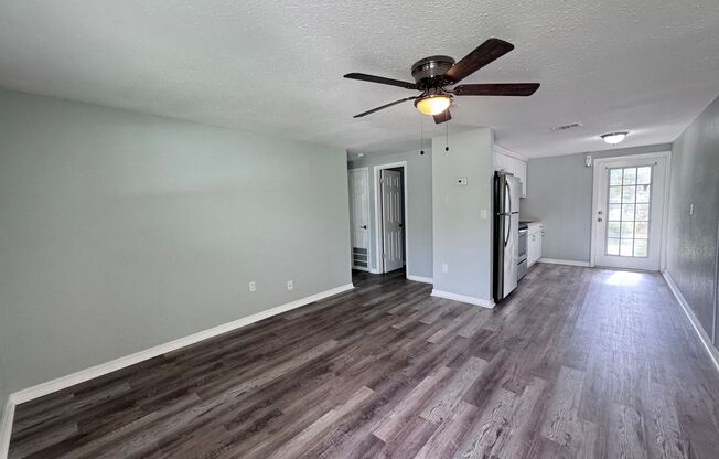 2 Bedroom 1 Bath Duplex with Washer/Dryer!