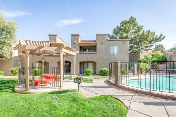 Outdoor Gazebo at Glen Oaks Apartments, Glendale, AZ