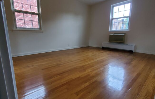 3 beds, 1 bath, $3,900, Unit 3