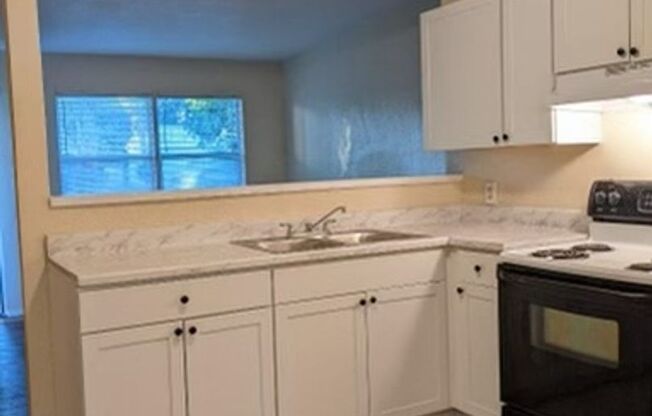Charming 2-Bedroom Home for Rent Near Gulfport!