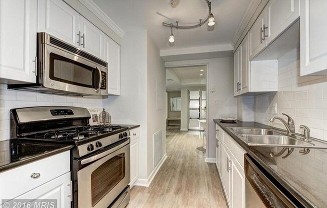 Available Now! 2 Bedroom Condo in Adams Morgan! 10 Minute Walk to Redline Metro!
