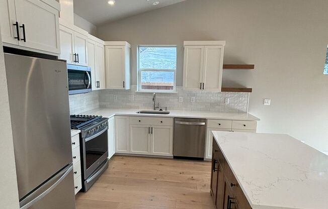 Gorgeous Built 3 Bed/ 2 Full Bath Home close to Thurston Area! Apply Now!