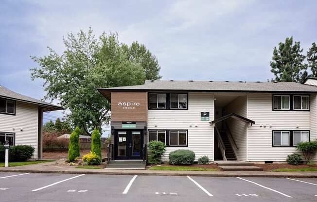 Aspire Gresham Apartments Building Exterior and Parking Lot