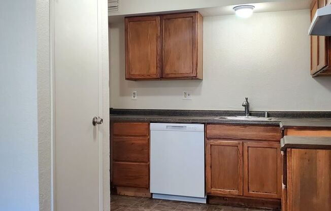 2 beds, 1 bath, 775 sqft, $1,450, Unit 2056 E 56 #H2