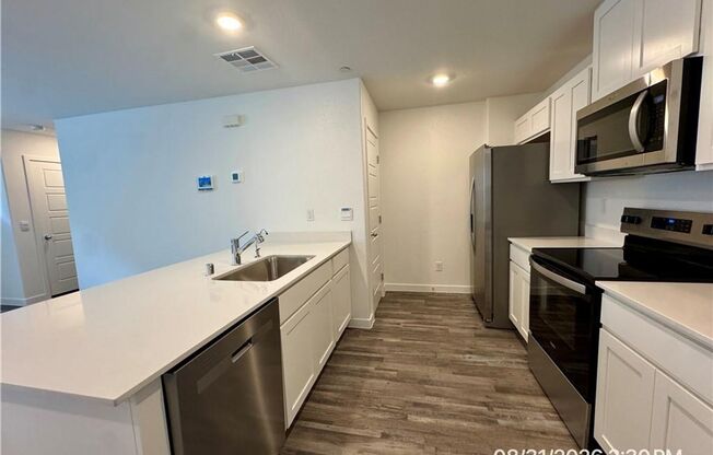 New Cadence Townhome with Quartz Kitchen & Mountain Views