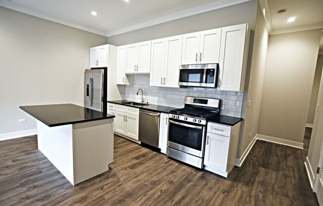 2 beds, 2 baths, 950 sqft, $3,550, Unit 927-301