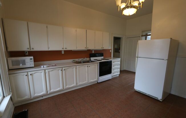 2 beds, 1 bath, 1,800 sqft, $750, Unit 1103 N 6th St