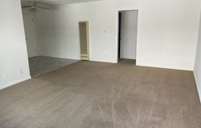 Great 1 bed/1 bath Top Floor Unit near Brand Blvd shopping and dining