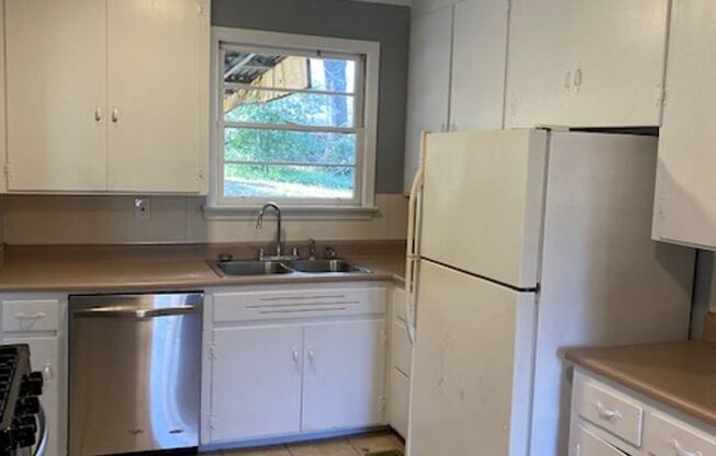 3 beds, 2 baths, $1,300