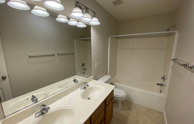 3 beds, 2.5 baths, $2,595, Unit #3014