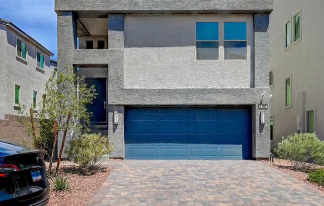 3 Story Home with Rooftop Deck - Luxury Living!