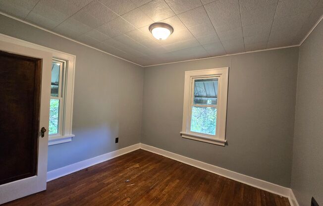 3 Bedroom House with Beautiful Front Porch - Conveniently Located