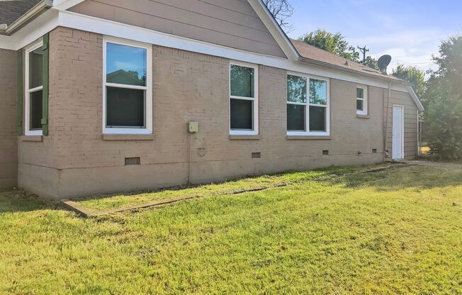 Charming 2 Bed 1 Bath Home, Close to Everything!
