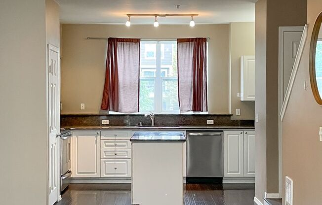 3 beds, 2 baths, $2,800, Unit Unit 320