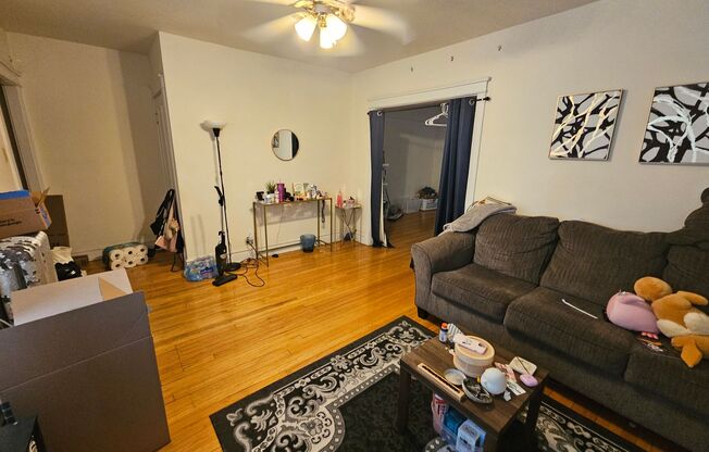 Lovely and Very Large Ravenswood Manor 1 BR